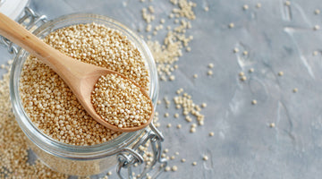 Weißer Quinoa in einer Glasschüssel